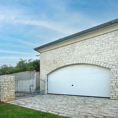 Sarah سافودغيا