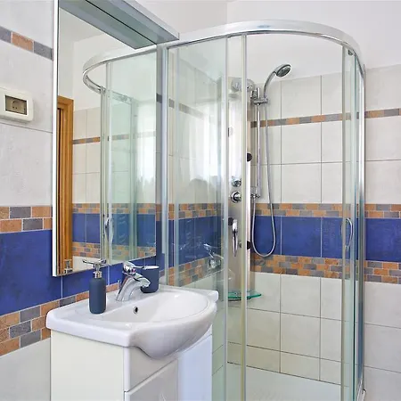 Sarah فيلة سافودغيا